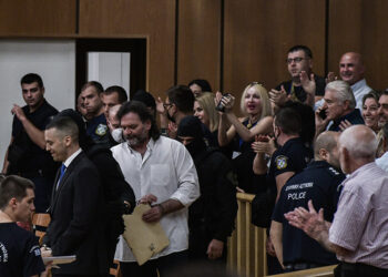 Ηλία Κασιδιάρης και Γιάννης Λαγός μπαίνουν στην αίθουσα του Πενταμελούς Εφετείου Κακουργημάτων εν μέσω χειροκροτημάτων (φωτ.: EUROKINISSI / Τατιάνα Μπόλαρη)