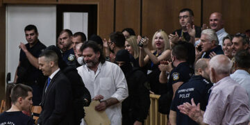 Ηλία Κασιδιάρης και Γιάννης Λαγός μπαίνουν στην αίθουσα του Πενταμελούς Εφετείου Κακουργημάτων εν μέσω χειροκροτημάτων (φωτ.: EUROKINISSI / Τατιάνα Μπόλαρη)