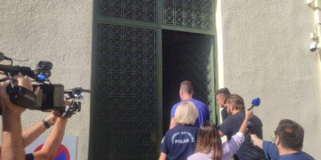 Ο 20χρονος πατέρας οδηγείται στην ανακρίτρια Κυπαρισσίας (φωτ.: gargalianoionline.gr)