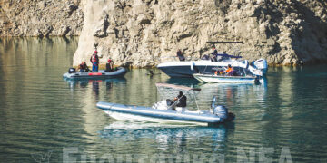 Στιγμιότυπο από τις έρευνες στη Λίμνη Κρεμαστών (φωτ.: Ευρυτανικά Νέα)