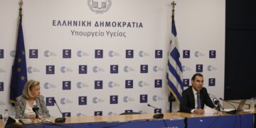 Στιγμιότυπο από την ενημέρωση για το Εθνικό Σχέδιο Εμβολιαστικής κάλυψης έναντι της νόσου Covid-19 στο υπουργείο Υγείας (φωτ.: Γιώργος Κονταρίνης/EUROKINISSI)