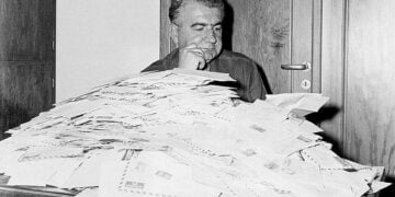 «Θα το γράψω στον Ψαθά», ήταν μία απο τις τρομερές απειλές των πολιτών της εποχής εκείνης, που έβρισκαν στο χρονογράφημα του Ψαθά σανίδα σωτηρίας. Οι όγκοι των επιστολών το αποδεικνύουν... (φωτ.: Αρχείο Λένας Νίτσου)