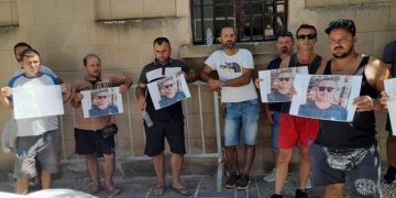 Ομοεθνείς και φίλοι του εκλιπόντος ζητούν δικαιοσύνη (φωτ.: ertnews.gr)
