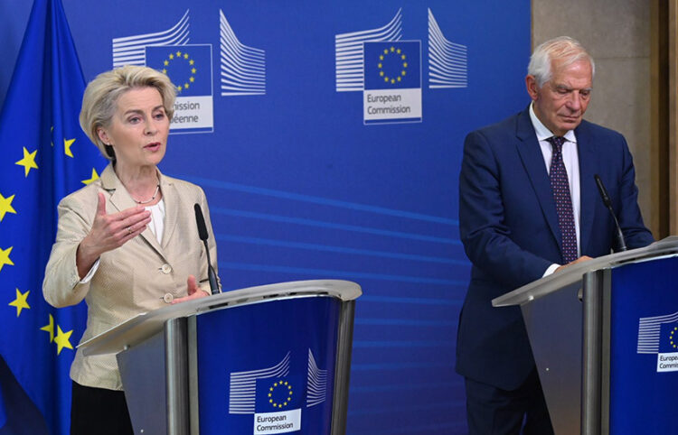 Ούρσουλα φον ντερ Λάιεν και Ζοζέπ Μπορέλ σε κοινή συνέντευξη Τύπου για τις νέες κυρώσεις στη Μόσχα (φωτ.: Twitter / Ursula von der Leyen)