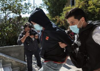 Στον εισαγγελέα οδηγήθηκε ο 53χρονος, που φέρεται ότι, βίαζε και εξέδιδε 12χρονη στα Σεπόλια, Δευτέρα 10 Οκτωβρίου 2022. (Φωτ.: Eurokinissi/Βασίλης Ρεμπάπης)