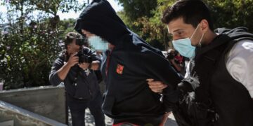 Στον εισαγγελέα οδηγήθηκε ο 53χρονος, που φέρεται ότι, βίαζε και εξέδιδε 12χρονη στα Σεπόλια, Δευτέρα 10 Οκτωβρίου 2022. (Φωτ.: Eurokinissi/Βασίλης Ρεμπάπης)