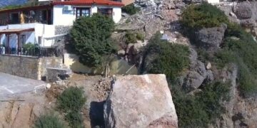 Το σημείο της κατολίσθησης στην Αγία Φωτιά Ιεράπετρας που είχε σαν αποτέλεσμα τον τραγικό θάνατος μιας γυναίκας (Φωτ.: youtube.com/c/SarantosNikos)