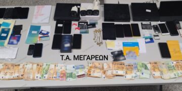 Χρήματα, κοσμήματα κινητά τηλέφωνα κι άλλα αντικείμενα που κατασχέθηκαν σε επιχείρηση εξάρθρωσης εγκληματικής οργάνωσης που διέπραττε ηλεκτρονικές απάτες (Φωτ.: astynomia.gr)