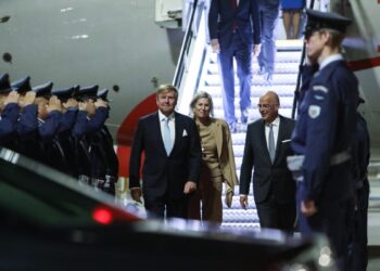 Ο Νίκος Δένδιας υποδέχεται στο αεροδρόμιο «Ελευθέριος Βενιζέλος» στην Αθήνα, τον Βασιλιά της Ολλανδίας Γουλιέλμο-Αλέξανδρο και τη Βασίλισσα Μάξιμα (Φωτ.: twitter.com/NikosDendias)