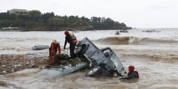 Διασώστες και δύτες επιχειρούν σε σημείο που αυτοκίνητα έχουν παρασυρθεί στη θάλασσα από τα ορμητικά νερά, ύστερα από σφοδρή βροχόπτωση στην περιοχή της Αγίας Πελαγίας στο Ηράκλειο Κρήτης, το Σάββατο 15 Οκτωβρίου 2022. (Φωτ.: ΑΠΕ-ΜΠΕ/Νίκος Χαλκιαδάκης)