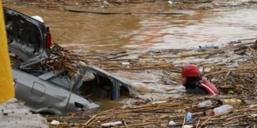 Δύτης επιχειρεί σε σημείο που αυτοκίνητα και υλικά έχουν παρασυρθεί από τα ορμητικά νερά, ύστερα από σφοδρή βροχόπτωση στην περιοχή της Αγίας Πελαγίας στο Ηράκλειο Κρήτης, το Σάββατο 15 Οκτωβρίου 2022. (Φωτ.: ΑΠΕ-ΜΠΕ/Νίκος Χαλκιαδάκης)