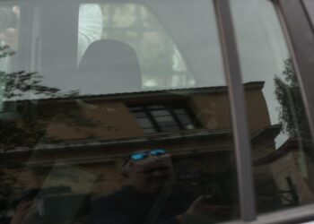 Προσαγωγή στην Ανακρίτρια του 36χρονου ο οποίος σύμφωνα με την ανακοίνωση της Αστυνομίας συνελήφθη στον Πειραιά για γεντήσια πράξη έναντι αμοιβής με την 12χρονη, Κυριακή 16 Οκτωβρίου 2022. (Φωτ.: Eurokinissi/Βασίλης Ρεμπάπης)