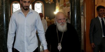 Ο αρχιεπίσκοπος Ιερωνύμος περπατά πιασμένος από το χέρι του Τούρκου μπασκετμπολίστα του NBA Ενές Καντέρ ο οποίος τον επισκέφθηκε στην Αρχιεπισκοπή Αθηνών