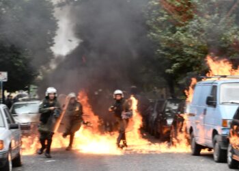 Επεισόδια σε πορεία διαμαρτυρίας για την υπόθεση του 12χρονου κοριτσιού στα Σεπόλια (Φωτ.: Eurokinissi/Τατιάνα Μπόλαρη)