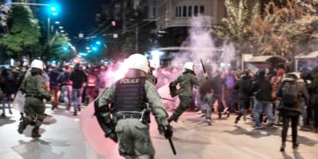 Επεισόδια στην πορεία για την 19χρονη που κατήγγειλε ότι βιάστηκε από αστυνομικούς στο ΑΤ Ομόνοιας (Φωτ.: Eurokinissi/Τατιάνα Μπόλαρη)