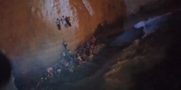 Εικόνα από την επιχείρηση διάσωσης μεταναστών στα Κύθηρα (Φωτ.: youtube.com/user/HellenicCoastguard)