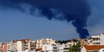 Οι καπνοί από την φωτιά στην αποθήκη στο 9ο χιλιόμετρο Θεσσαλονίκης - Καβάλας όπως φαίνονται από τα Μετέωρα Θεσσαλονίκης (Φωτ.: Αγγελική Χατζηζήση)