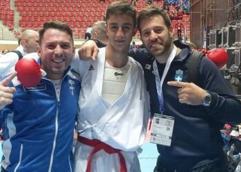 Ο νεαρός πρωταθλητής με τους προπονητές του (πηγή: elok.gr)