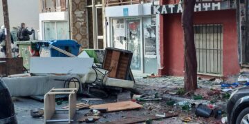 Το σημείο μπροστά από το κτίριο που τελούσε υπό κατάληψη στη Λάρισα μετά την αστυνομική επιχείρηση(Φωτ.: Larissanet.gr/Eurokinissi)