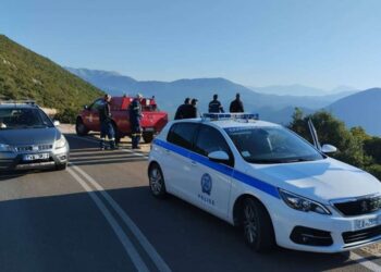 Αστυνομία και Πυροσβεστική στο σημείο που εντοπίστηκε νεκρό το ζευγάρι των ηλικιωμένων (Φωτ.: lefkadapress.gr)