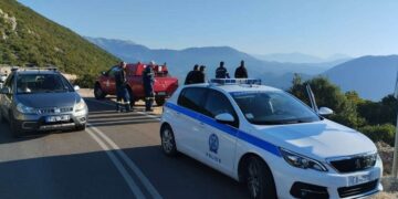 Αστυνομία και Πυροσβεστική στο σημείο που εντοπίστηκε νεκρό το ζευγάρι των ηλικιωμένων (Φωτ.: lefkadapress.gr)