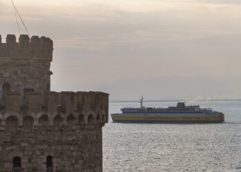 Το πλοίο “Smyrna di Levante» όπως διακρίνεται στο Θερμαϊκό από το ύψος του Λευκού Πύργου κατά την αναχώρησή του για το πρώτο πιλοτικό δρομολόγιο Θεσσαλονίκη-Σμύρνη (Φωτ.: MotionTeam/Βασίλης Βερβερίδης)