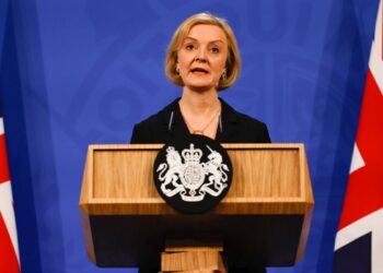 Η Λιζ Τρας στη συνέντευξη Τύπου για την βρετανική οικονομία που παραχώρησε στις 14 Οκτωβρίου 2022 (Φωτ.: EPA/Carlos Jasso)