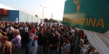 Απεργιακή συγκέντρωση έξω από το εργοστάσιο της Μαλαματίνας στο Καλοχώρι (Φωτ. αρχείου: MotionTeam/Βασίλης Βερβερίδης)