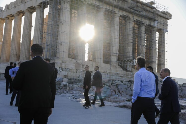 Επίσκεψη του καγκελαρίου της Ομοσπονδιακής Δημοκρατίας της Γερμανίας Όλαφ Σόλτς και του πρωθυπουργού Κυριάκου Μητσοτάκη στον αρχαιολογικό χώρο της Ακρόπολης, Πέμπτη 27 Οκτωβρίου 2022. (Φωτ.: Eurokinissi/Γιώργος Κονταρίνης)