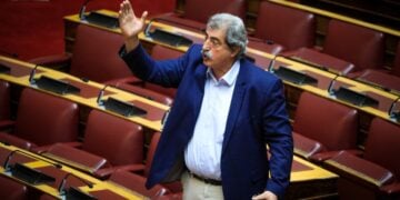 Ο Παύλος Πολάκης σε παλαιότερη φωτογραφία, όρθιος στην ολομέλεια της Βουλής ν/σ του υπουργείου Ανάπτυξης και Επενδύσεων (φωτ. αρχείου: Eurokinissi/Γιώργος Κονταρίνης)