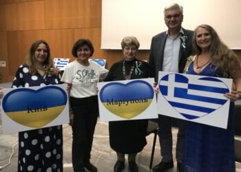 Ο πρόξενος της Ουκρανίας με μέλη των συλλόγων (φωτ.: ΑΠΕ-ΜΠΕ)