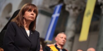 Η πρόεδρος της Δημοκρατίας Κατερίνα Σακελλαροπούλου στη δοξολογία στον Ιερό Ναό Αγίου Δημητρίου για τον εορτασμό του Πολιούχου Αγίου Δημητρίου, καθώς και των επετείων της απελευθέρωσης της Θεσσαλονίκης και της 28ης Οκτωβρίου 1940 (Φωτ.: Eurokinissi/Ραφαήλ Γεωργιάδης)