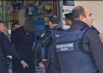 Η στιγμή της σύλληψης των επίδοξων ληστών καταστήματος κινητής τηλεφωνίας στο Βαρδάρη (Φωτ.: alphatv.gr/news)