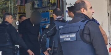 Η στιγμή της σύλληψης των επίδοξων ληστών καταστήματος κινητής τηλεφωνίας στο Βαρδάρη (Φωτ.: alphatv.gr/news)