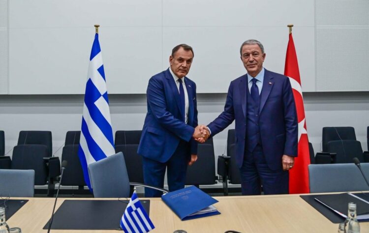 Συνάντηση Παναγιωτόπουλου-Ακάρ στο περιθώριο της Συνόδου των υπουργών Άμυνας του ΝΑΤΟ (Πηγή φωτ.: mod.mil.gr)