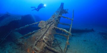 Ένας από τους γερανούς ακουμπά στο βυθό