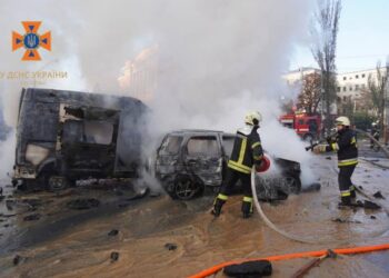 Διασώστες των Υπηρεσιών Έκτακτης Ανάγκης στο Κίεβο της Ουκρανίας, ενώ επιχειρούν μετά τις πρωινές εκρήξεις σε διάφορες πόλεις της ουκρανικής επικράτειας (φωτ.: 
EPA/STATE EMERGENCY SERVICE OF UKRAINE)