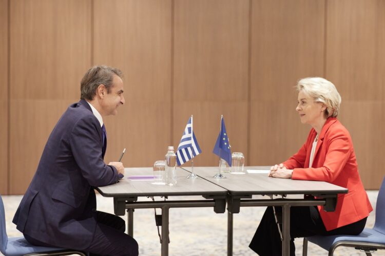 Συνάντηση του πρωθυπουργού Κυριάκου Μητσοτάκη με την πρόεδρο της Ευρωπαϊκής Επιτροπής Ούρσουλα φον ντερ Λάιεν στο περιθώριο των εγκαινίων του ελληνοβουλγαρικού αγωγού (IGB) στη Σόφια. Σάββατο 1 Οκτωβρίου 2022. (Φωτ.: Γραφείο Τύπου πρωθυπουργού/Δημήτρης Παπαμήτσος/Eurokinissi)