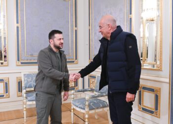 Ο Έλληνας υπουργός Εξωτερικών Νίκος Δένδιας γίνεται δεκτός από τον πρόεδρο της Ουκρανίας Βολοντίμιρ Ζελένσκι ( Φωτ.: twitter.com/NikosDendias)