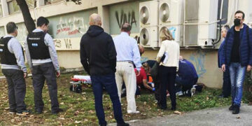 Διασώστες δίνουν τις πρώτες βοήθειες στον φοιτητή που έπεσε από το παράθυρο (φωτ.: 902.gr)