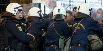 Συγκέντρωση στην πλατεία Κλαυθμώνος και πορεία στα γραφεία της Ευρωπαϊκής Ένωσης στην Αθήνα ενάντια στην σύνοδο της ΕΕ για την ενέργεια, Παρσκευή 7 Οκτωβρίου 2022.
(Φωτ.: Κώστας Τζούμας / EUROKINISSI)