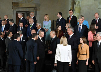 O Ρετζέπ Ταγίπ Ερντογάν με άλλους ηγέτες μετά την οικογενειακή φωτογραφία για τη Σύνοδο της Ευρωπαϊκής Πολιτικής Κοινότητας που φιλοξενήθηκε στην Πράγα (φωτ.: Προεδρία της Δημοκρατίας της Τουρκίας)