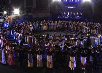 Στιγμιότυπο από το χορό πατούλα που απέδωσαν μέλη του ΣΠoΣ Δυτικής Μακεδονίας και Ηπείρου στο 16ο Φεστιβάλ Ποντιακών Χορών που φιλοξενήθηκε στη Λευκόβρυση Κοζάνης (φωτ.: pontosnews.gr)