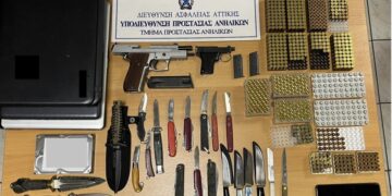 Στην κατοχή τους βρέθηκαν, μεταξύ άλλων όπλα και μαχαίρια (φωτ.: astynomia.gr)