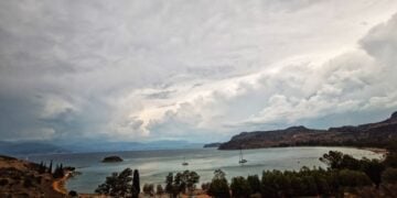 Έντονη συννεφιά στην πόλη του Ναυπλίου (φωτ. αρχείου: ΑΠΕ-ΜΠΕ /Ευάγγελος Μπουγιώτης)