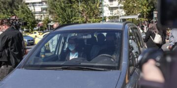 Το δρόμο για τη φυλακή πήρε η 37χρονη μητέρα της 12χρονης στον Κολωνό. Δεν έπεισε πως είναι αμέτοχή στα όσα συνέβαινε στο παιδί της (φωτ.: Βασίλης Ρεμπάπης/EUROKINISSI)