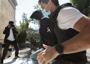 Αστυνομικός οδηγεί τον 53χρονο  επιχειρηματία από τον Κολωνό στον εισαγγελέα εκτέλεσης ποινών (φωτ.: EUROKINISSI / Βασίλης Ρεμπάπης)