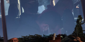 Ο 53χρονος επιχειρηματίας Ηλίας Μίχος κρύβει το πρόσωπό του κατά τη διάρκεια της μεταφοράς του από τη ΓΑΔΑ στην Ευελπίδων (φωτ.: EUROKINISSI / Βασίλης Ρεμπάπης)