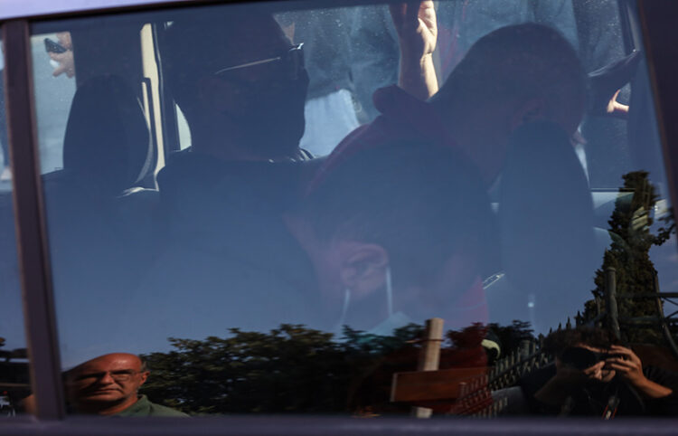 Ο 53χρονος επιχειρηματίας Ηλίας Μίχος κρύβει το πρόσωπό του κατά τη διάρκεια της μεταφοράς του από τη ΓΑΔΑ στην Ευελπίδων (φωτ.: EUROKINISSI / Βασίλης Ρεμπάπης)