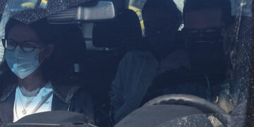 Αστυνομικοί οδηγούν στην ανακρίτρια την  37χρονη μητέρα από τον Κολωνό (φωτ.: EUROKINISSI / Βασίλης Ρεμπάπης)